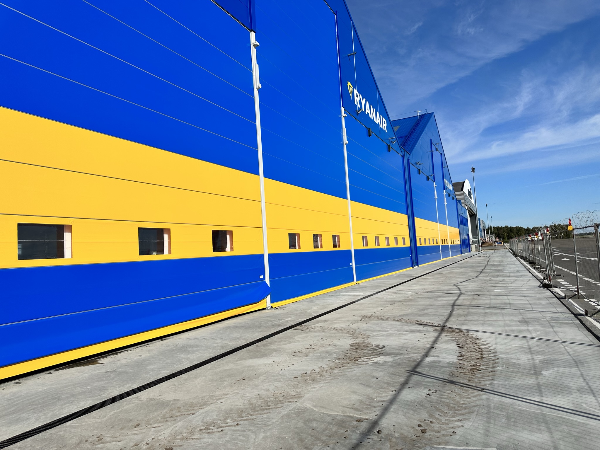 Two 3-leaf fold-up aircraft hangar doors